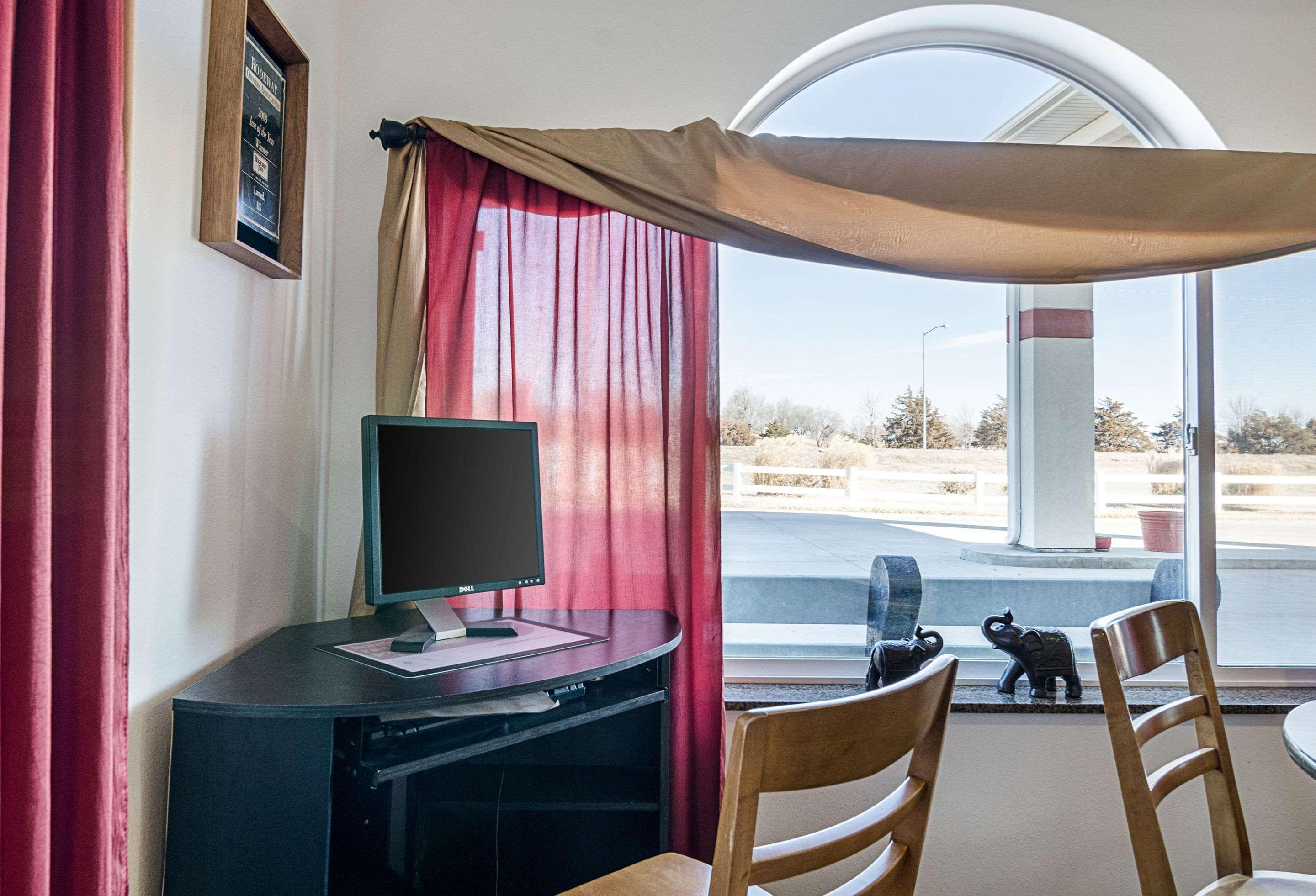 Rodeway Inn Larned Extérieur photo